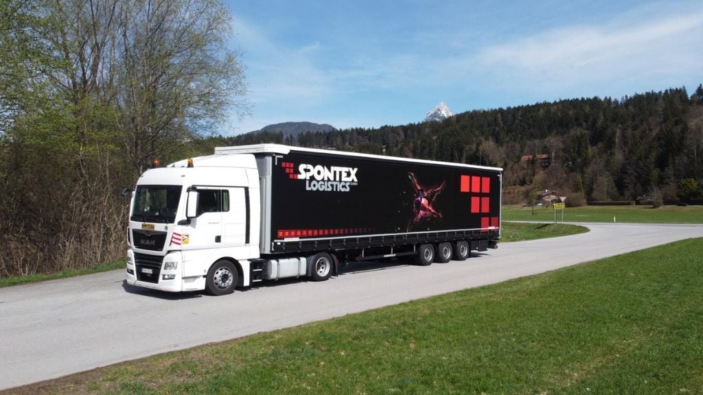 Lkw mit Spontex Logistics Plane