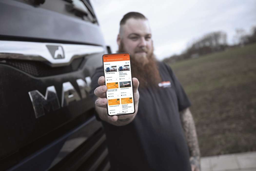 Greiwing Fahrer mit Handy auf dem man SPEDIFORT E-Learning sieht